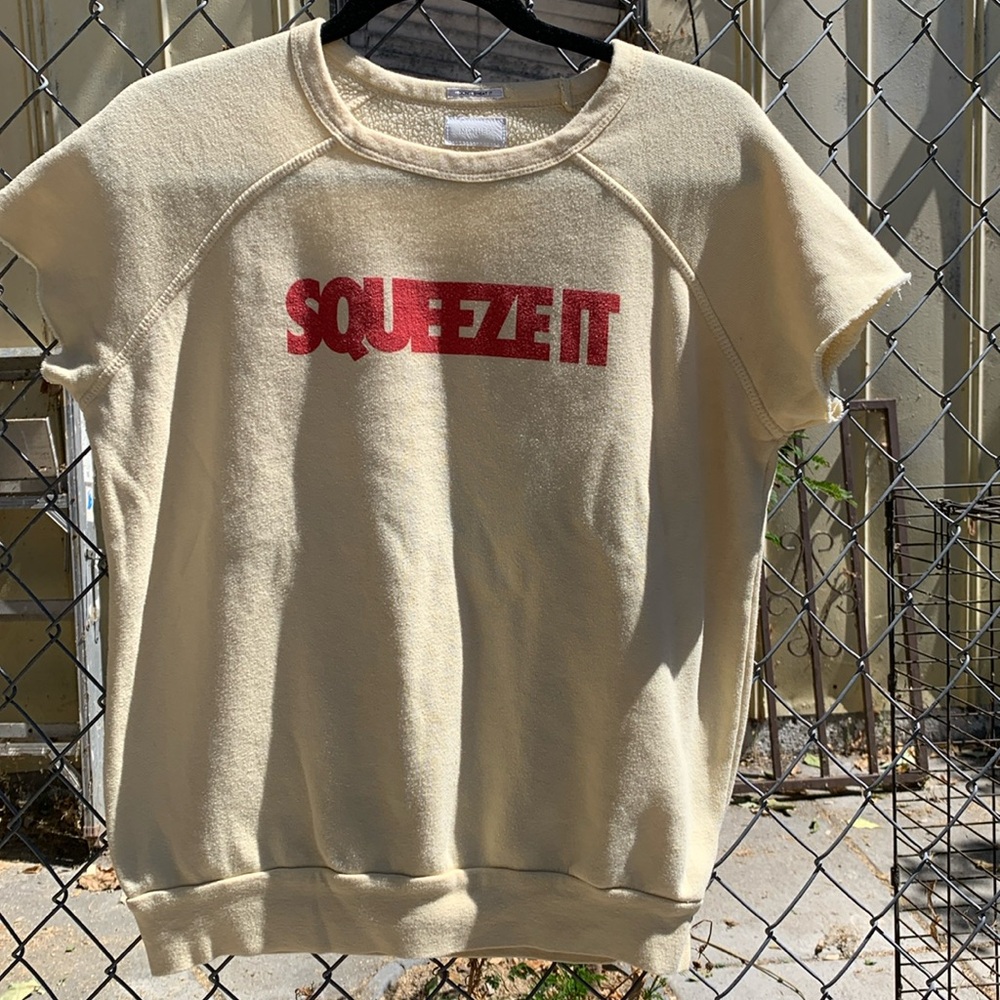 MOTHER Cream Short-Sleeve Crewneck Sweatshirt with Red 'SQUEEZE IT' Graphic
